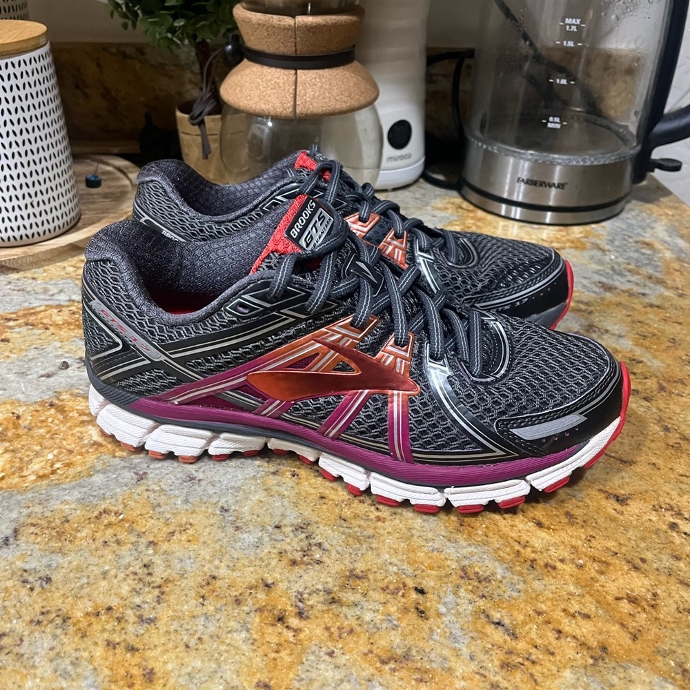 Brooks Women's Running Shoes - Black and Pink